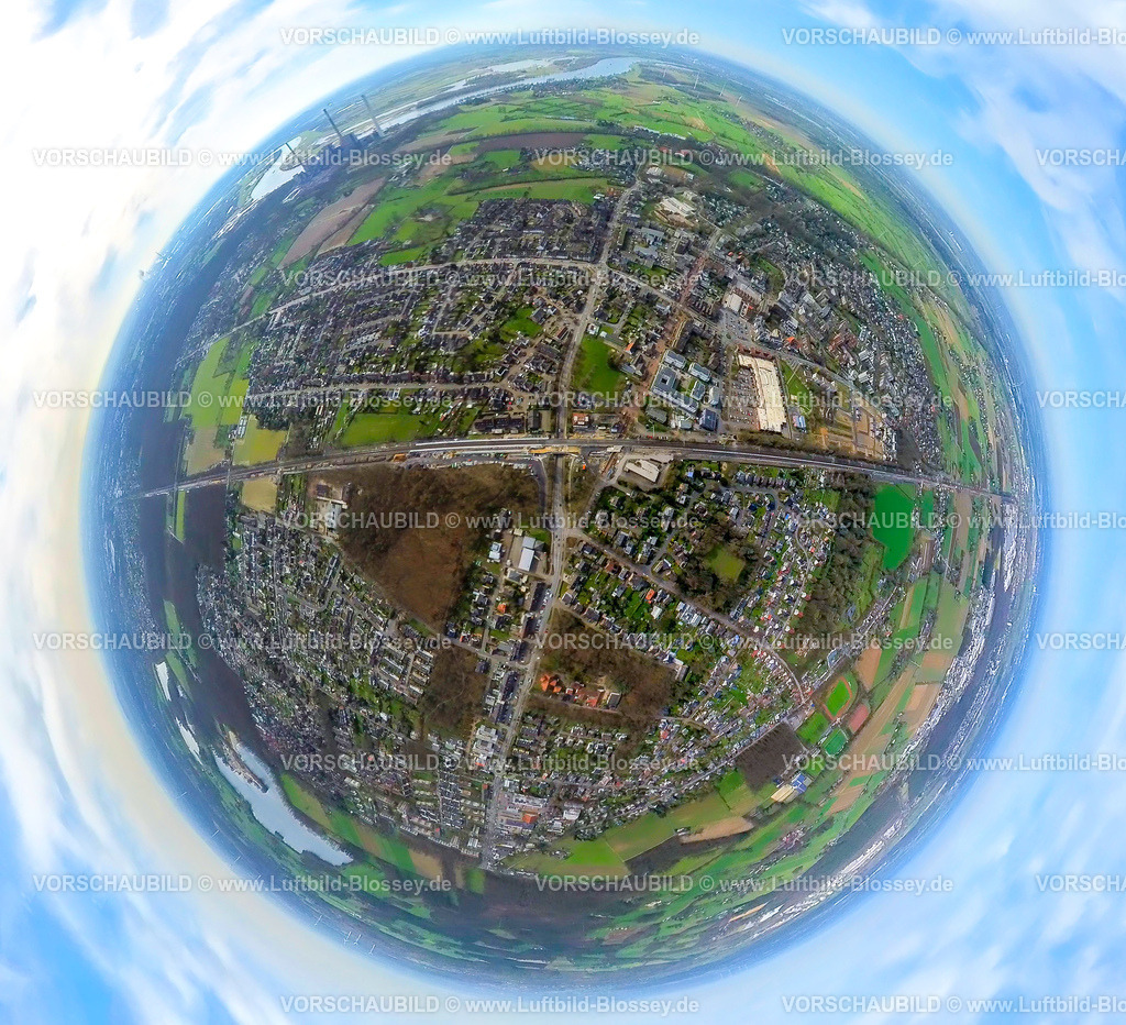 Voerde240390013Mitte | Luftbild, Innenstadt Mitte, Voerde Hbf Bahnhof, Ausbau der Betuweroute und Betuwe-Linie Eisenbahnstrecke, Baustelle mit Schallschutzwand, Voerder Feld Baugebiet Wohnquartier LIVE GREEN VOERDE Friedrichsfelder Straße an der Bahnlinie, Einkaufszentrum mit Edeka Voerde Supermarkt, Erdkugel, Fisheye Aufnahme, Fischaugen Aufnahme, 360 Grad Aufnahme, tiny world, little planet, fisheye Bild, Voerde, Niederrhein, Nordrhein-Westfalen, Deutschland