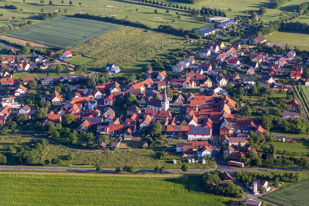 Luftbild: Ortsansicht am Rande von landwirtschaftlichen Feldern und Nutzflächen in Löffelsterz im Ortsteil Löffelsterz in Schonungen im Bundesland Bayern in Deutschland. Foto: IMG_127044.jpg vom 13.06.2021 durch Werner Riehm/FLY-FOTO.de