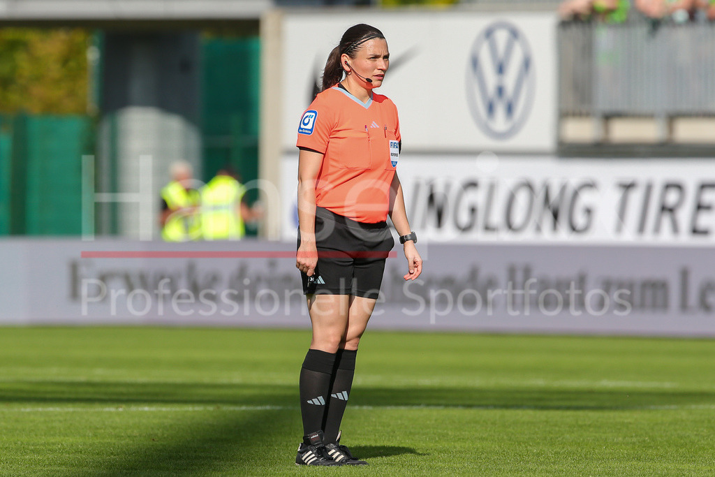 Fussball, Google Pixel Frauen-Bundesliga, VfL Wolfsburg - Bayer 04 Leverkusen | v.li.: FIFA-Schiedsrichterin Angelika Söder, DIE DFB-RICHTLINIEN UNTERSAGEN JEGLICHE NUTZUNG VON FOTOS ALS SEQUENZBILDER UND/ODER VIDEOÄHNLICHE FOTOSTRECKEN. DFB REGULATIONS PROHIBIT ANY USE OF PHOTOGRAPHS AS IMAGE SEQUENCES AND/OR QUASI-VIDEO.