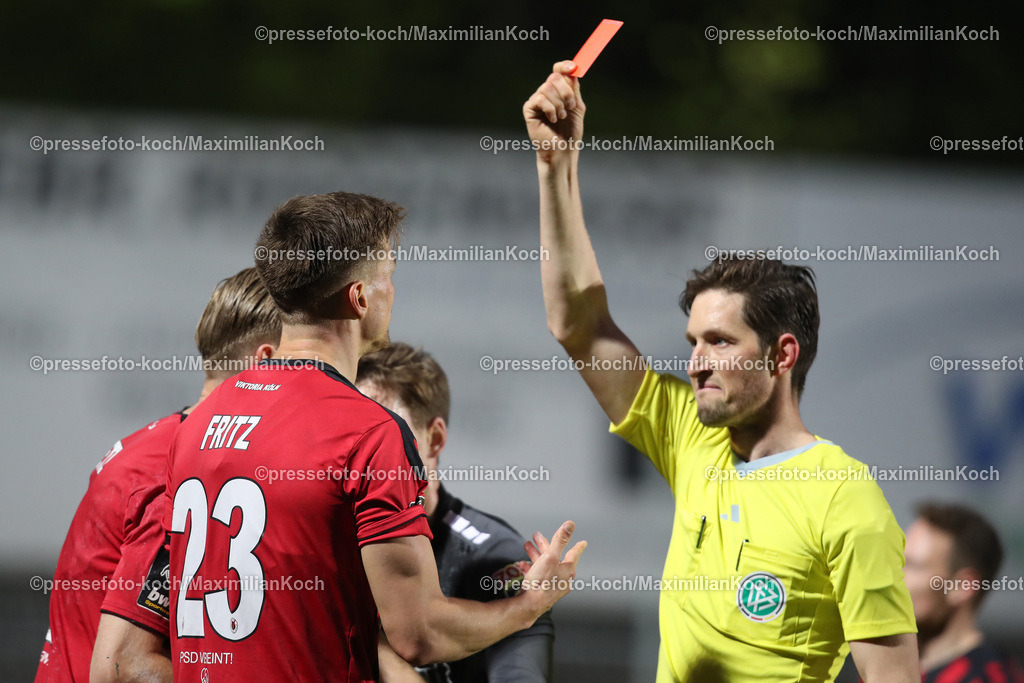 Koe3Liga17042301041 | 17.04.2023, Köln, Fußball, bwin 3. Liga Herren, Sportpark Höhenberg, 32. Spieltag, Saison 2022 2023, FC Viktoria Köln – MSV Duisburg: Rote Karte für Moritz Fritz von FC Viktoria Köln nach dem Foulspiel an Julian Hettwer von MSV Duisburg. DFB regulations prohibit any use of photographs as image sequences and or quasi-video.