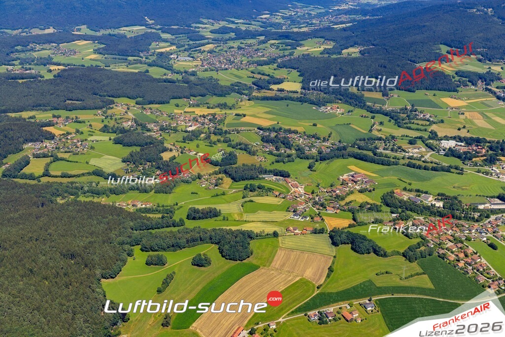 Die Luftaufnahme Zeltendorf - Bad Kötzting wurde 2022 vom Flugzeug aus (keine Drohne) erstellt. Hohe Auflösung -für große Poster und Wandbilder geeignet - Garantiert!