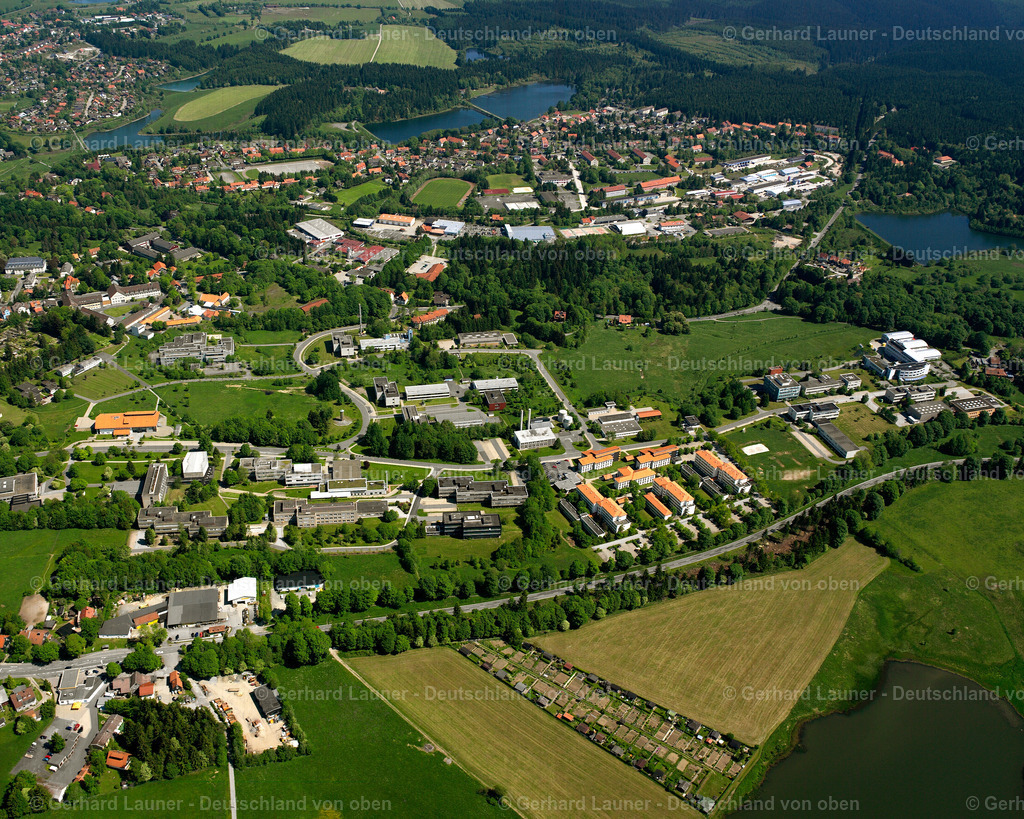 2638501 | CLAUSTHAL-ZELLERFELD 09.06.2006 Von Wald und Forstgebieten umgebener Ortskern der Straßen und Häuser und Wohngebiete in Clausthal-Zellerfeld im Bundesland Niedersachsen, Deutschland // Surrounded by forest and forest areas center of the streets and houses and residential areas in Clausthal-Zellerfeld in the state Lower Saxony, Germany Foto: Gerhard Launer