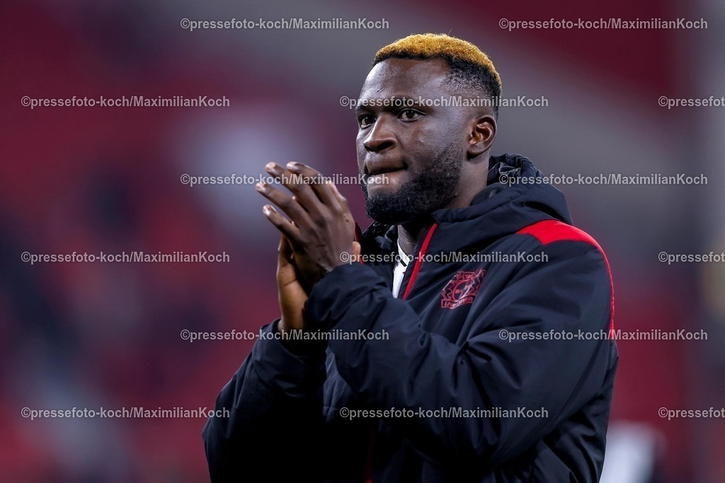 Lev02022501103 | 02.02.2025, Fußball, Bayer 04 Leverkusen - TSG 1899 Hoffenheim, 1. Fußball Bundesliga, 20. Spieltag, BayArena, Saison 2024 2025: Victor Boniface (Bayer04 Leverkusen #22) bedankt sich bei den Fans für den SupportDFB regulations prohibit any use of photographs as image sequences and or quasi-video.