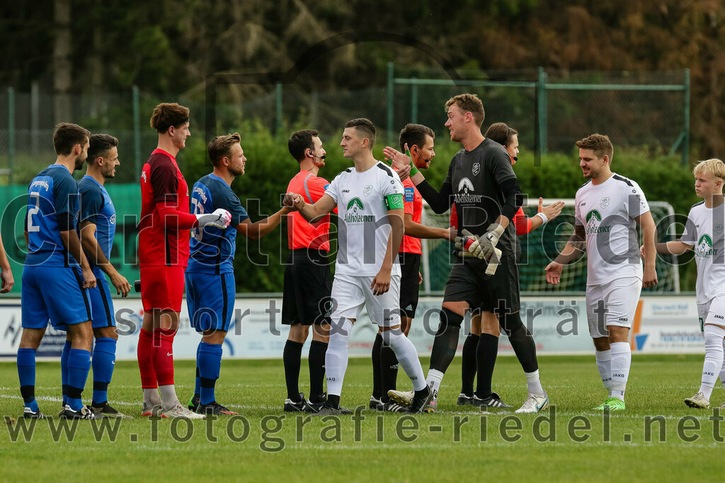 2023-10-14_009_FC_Langengeisling_gegen_TSV_Siegsdorf | Erding, Deutschland, 14.10.2023:
Fußball, Bezirksliga Oberbayern Ost 2023 / 2024, 13. Spieltag, FC Langengeisling gegen TSV Siegsdorf, Endergebnis: 3:0

Maximilian Hintermaier (FC Langengeisling, #13), Torwart Michael Hierl (FC Langengeisling, #1), Hannes Dornauer (FC Langengeisling, #33), Maximilian Huber (TSV Siegsdorf, #8), Torwart Fabian König (TSV Siegsdorf, #1)

Foto: Christian Riedel / fotografie-riedel.net