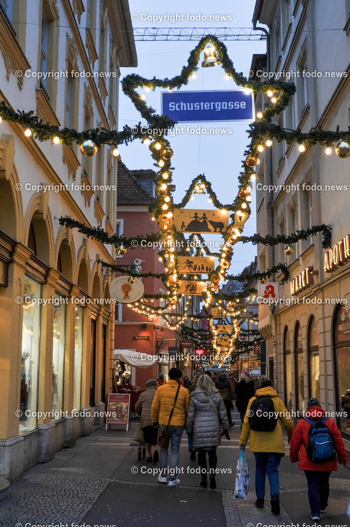 Deutschland_ Bayern_ Wuerzburg_ 13.12.2024-17 | 12.06.2024, Deutschland, GER, Bayern, Wuerzburg im Bild Stadtansichten, Weihnachtlich, Beleuchtung, Lichter, Einkaufsstrasse, Menschen, kreisfreie Stadt in Bayern, Bezirk Unterfranken