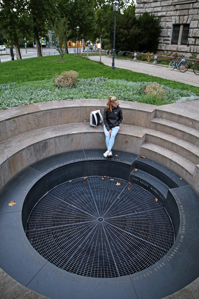 Foto: Leipzig - Goerdeler Denkmal | Das Team hinter BILDLEXIKON LEIPZIG bündelt historische wie aktuelle Informationen über die Stadt Leipzig in Text und Bild auf einer Plattform und stellt diese der interessierten Öffentlichkeit zur Verfügung.