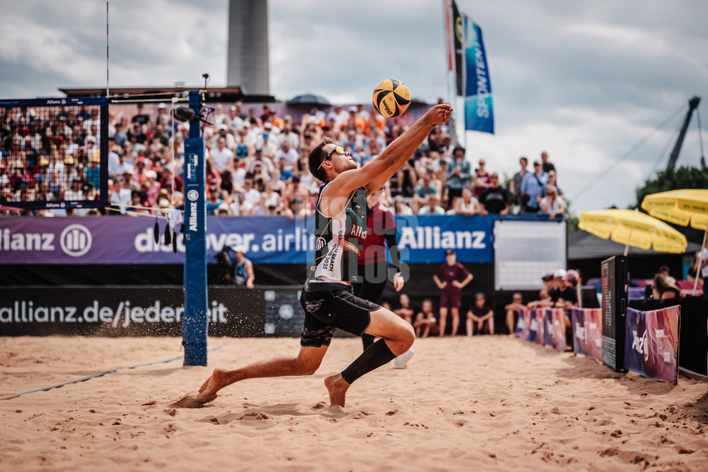 Beachvolleyball | Männer | Allianz German Beach Tour 2025 | Tourstop München | 05.07.2025 | Yannick Bibelriether spielt den Ball