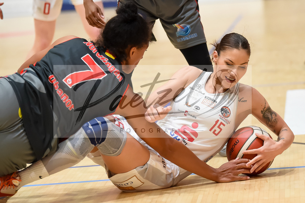 PANNOE20211010_043 | Basketball, Frauen: Asha Thomas (Eigner Angels Noerdlingen), Amenze Obanor (Eigner Angels Noerdlingen) und Milica Cuic (GiroLive-Panthers Osnabrueck) im Zweikampf beim Spiel der Toyota DBBL zwischen GiroLive-Panthers Osnabrueck und Eigner Angels Noerdlingen im datos – home of the panthers am 10.10.2021 in Osnabrueck, Deutschland. - Realisiert mit Pictrs.com