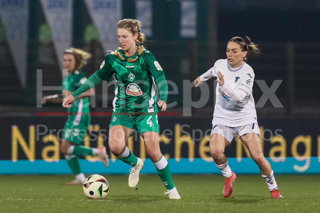Fussball, Google Pixel Frauen-Bundesliga, SV Werder Bremen - TSG 1899 Hoffenheim | v.li.: Kaylie Ronan (SV Werder Bremen, 4) und Ereleta Memeti (TSG 1899 Hoffenheim, 7) im Zweikampf, Duell, Dynamik, Aktion, Action, Spielszene, DIE DFB-RICHTLINIEN UNTERSAGEN JEGLICHE NUTZUNG VON FOTOS ALS SEQUENZBILDER UND/ODER VIDEOÄHNLICHE FOTOSTRECKEN. DFB REGULATIONS PROHIBIT ANY USE OF PHOTOGRAPHS AS IMAGE SEQUENCES AND/OR QUASI-VIDEO.