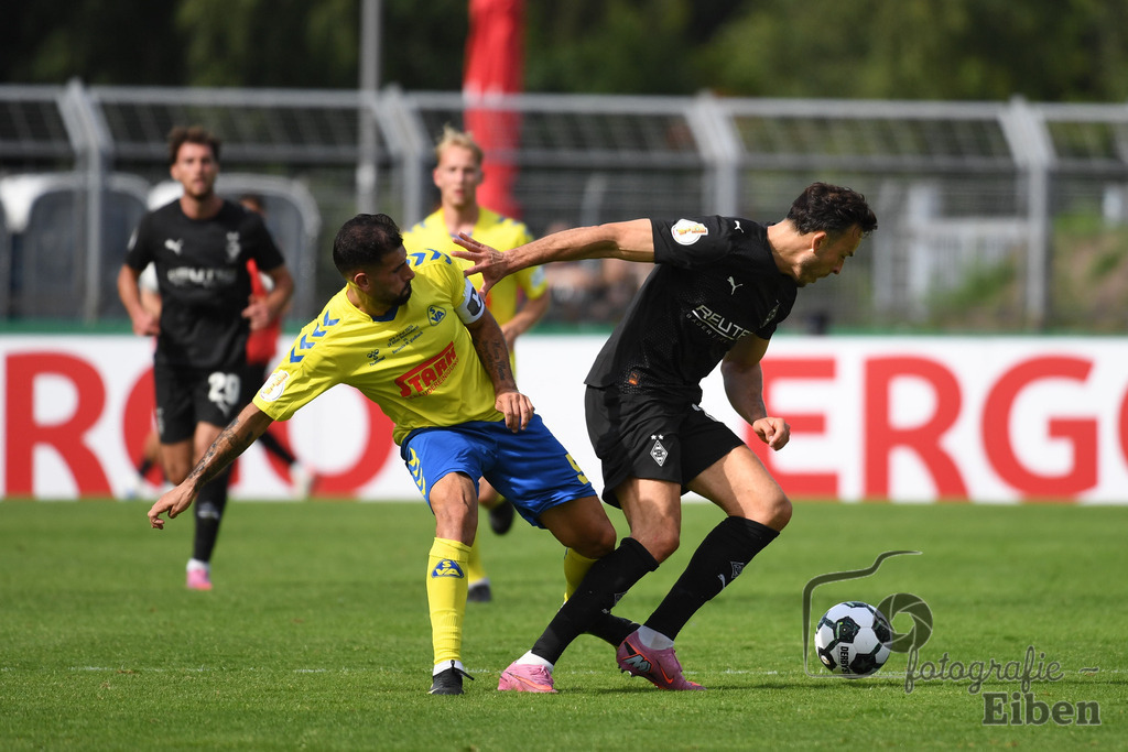 SV Atlas-Delmenhorst-Borussia Mönchengladbach | DFB-Pokal 1. Runde;SV Atlas Delmenhorst (gelb)-Borussia Mönchengladbach (schwarz) am 17.08.2025 in Oldenburg (Marschweg-Stadion), Photo: Philip Eiben 2025 - Realisiert mit Pictrs.com