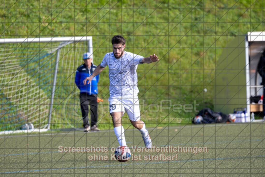 20250928_161445_0103 | #,TSG Salach (weiß) vs. TSV Berkheim (blau), Fußball, Bezirksliga - Bezirk Neckar/Fils, 06. Spieltag, Saison 2025/2026, Kunstrasensportplatz, Staufenecker Straße, 73084 Salach, 28.09.2025 - 15:00 Uhr,Foto: PhotoPeet-Sportfotografie/Peter Harich