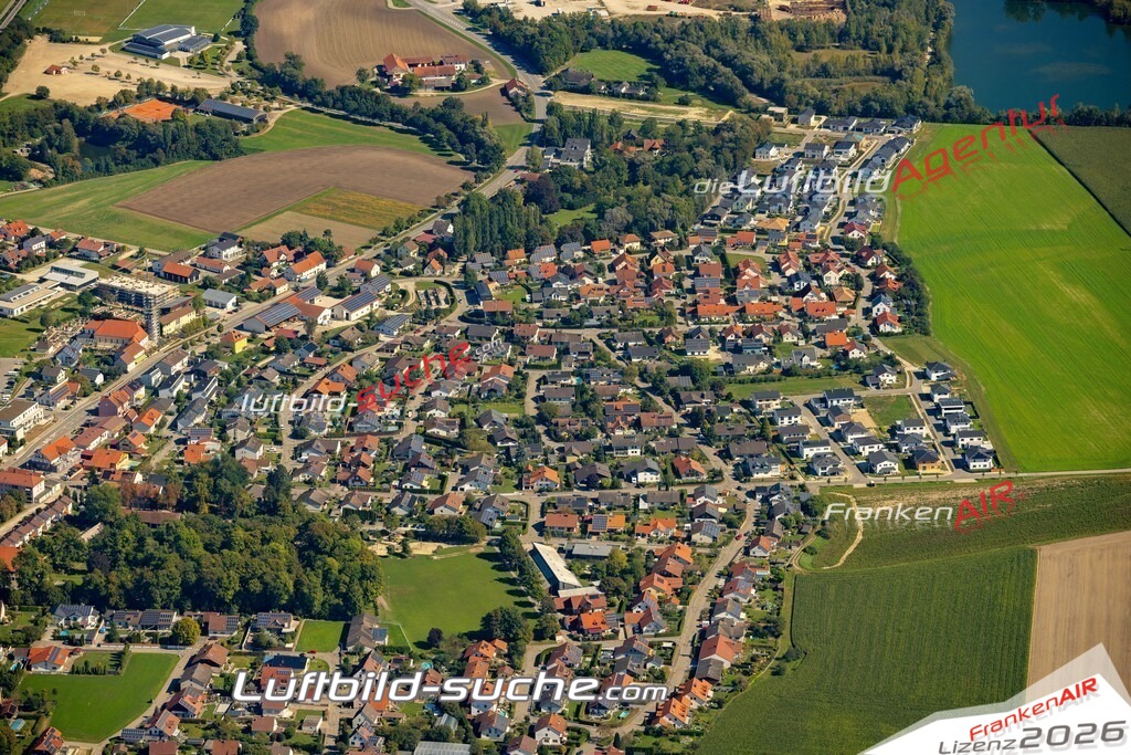 Das Luftbild zeigt : Wohngebiet Immobilie Wörth an der Isar - Die Luftaufnahme wurde 2023 vom UL-Flugzeug aus erstellt ( keine Drohne ) - Hochauflösende Luftaufnahme - Für grossformatige Ausdrucke geeignet. Die Geschenkidee !Mit Lizenz und Bildrechte bestellbar