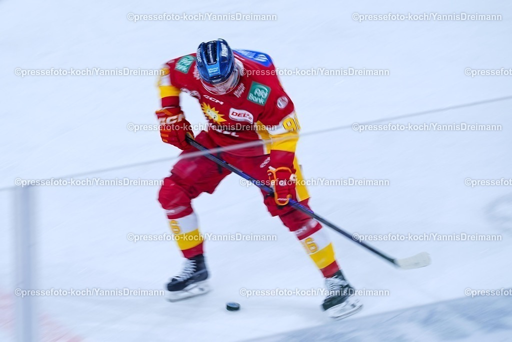 xYDRx19102501079 | 19.10.2025, xydrx, Eishockey, DEL2, Düsseldorfer EG - EV Landshut, PSD Bank Dome Düsseldorf: Simon Thiel (Düsseldorfer EG #96) Dynamischer Effekt durch lange Belichtungszeit