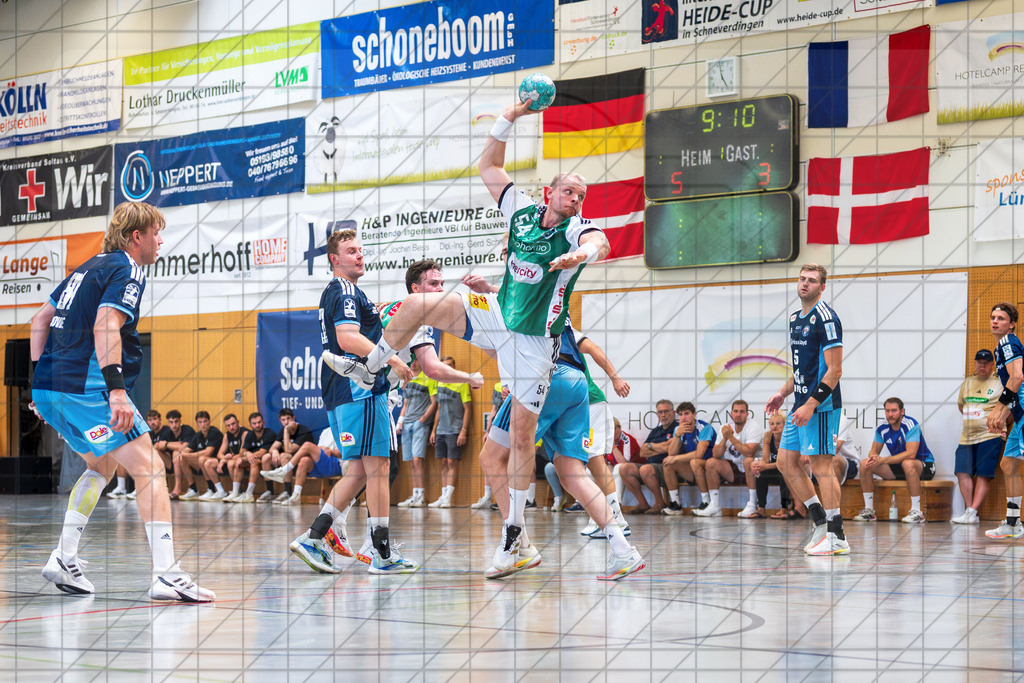 IHC 2026 - TSV Hannover-Burgdorf vs. HC Hamburg | Justus Fischer (TSV Hannover-Burgdorf #54); IHC 2026 - TSV Hannover-Burgdorf vs. HC Hamburg am 09.08.26 in Sporthalle KGS, Schneverdingen - Realisiert mit Pictrs.com