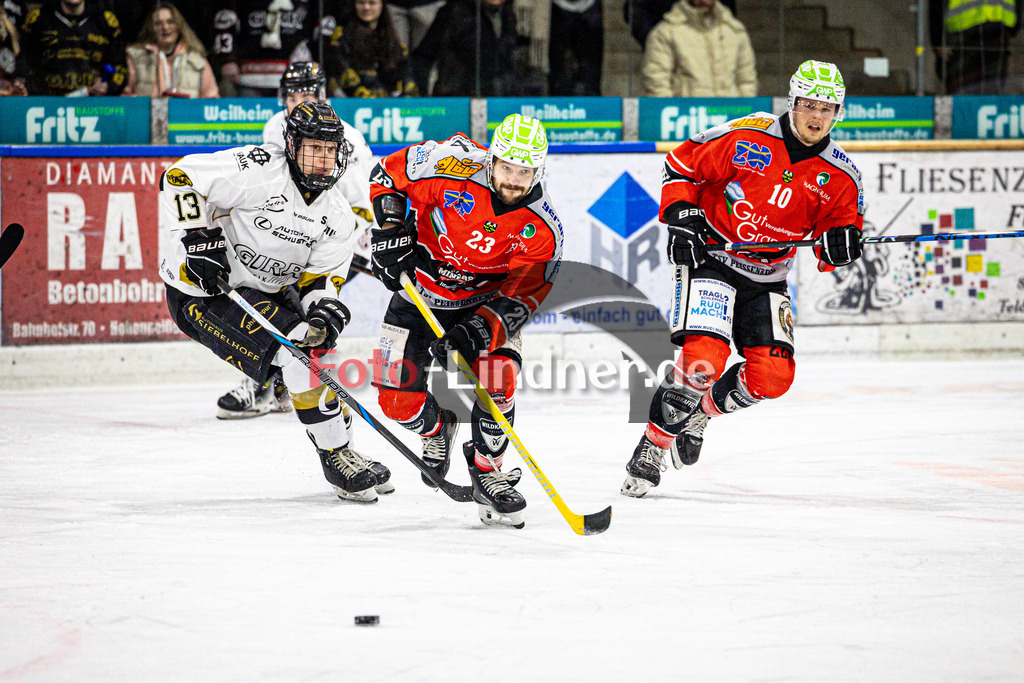 TSV Peißenberg MINERS gegen EHC Königsbrunn PINGUINE | Eishockey Bayernliga Herren Playoffs Viertelfinale 2024/25 - Spiel 6 von 7, TSV Peißenberg MINERS gegen EHC Königsbrunn PINGUINE, 20250221,Zweikampf,2025-02-21 in Peißenberg (Eisstadion Peißenberg)Luca SZEGEDIN (EHC 13), Dejan VOGL (MINERS 23), Florian HÖFLER (MINERS 10)Copyright: WolfgangxLindner foto-lindner.de