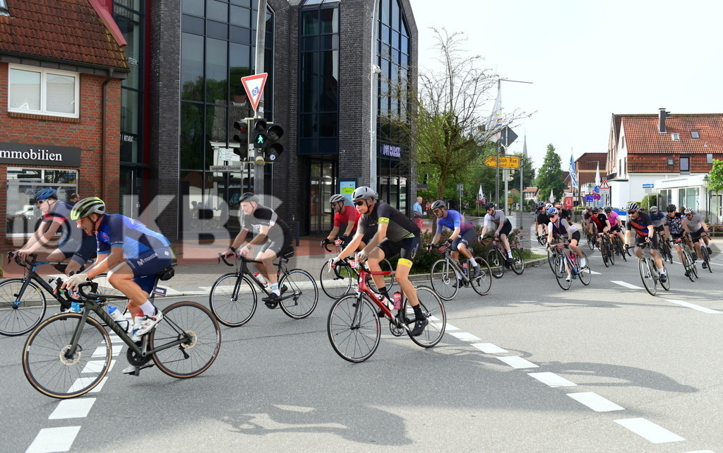 KBS Picture_Cyclassica-Hamburg_200823_020 | Abbiegubg Richtung Tangstedt Fans feuern an ,
Bemer Cyclassics Hamburg Radrennen 2023 , 
Durch Hamburg und Schleswig-Holsten ,
UCI-WorldTour-Rennen Profi-Elite Herren ca.200KM , 
Amateurradfahrer Jedermann Rennen 60KM ,
Amateurradfahrer Jedermann Rennen 100KM , - Realisiert mit Pictrs.com