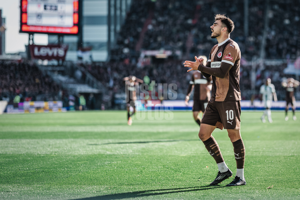 Fußball | Männer | Saison 2024/2025  | Fußball-Bundesliga | 28. Spieltag | FC St. Pauli vs. Borussia Mönchengladbach | 06.04.2025 | Danel Sinani (#10, FC St. Pauli) ärgert sich