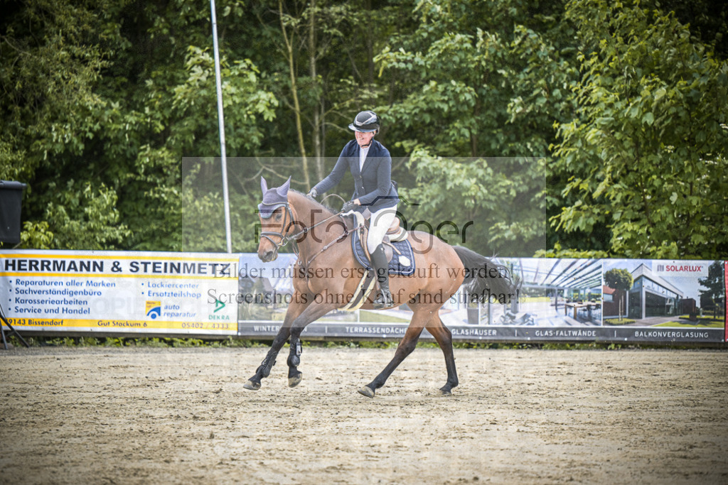 DOS_1819 | Entdecke hochwertige Reitturnierfotos von Foto Oger. Professionell, emotional und authentisch – jetzt Lieblingsmomente im Shop bestellen.Deutschlandweite Turnierfotografie. - Realisiert mit Pictrs.com