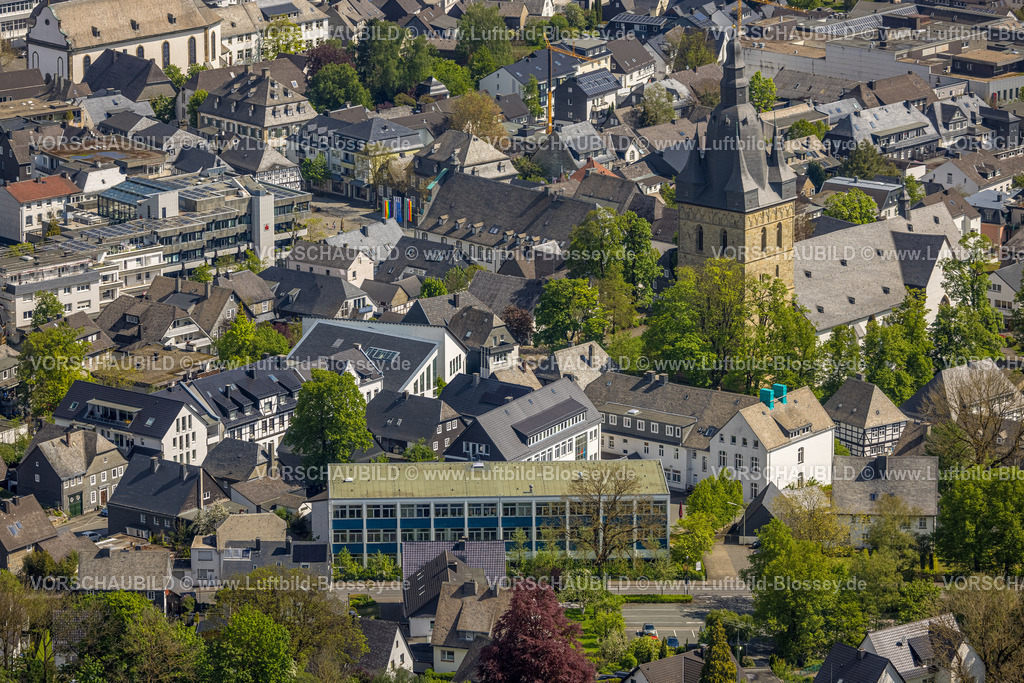 Brilon240503365 | Luftbild, Ortsmitte, kath. Propsteikirche St. Petrus und Andreas, vorne die Marienschule Realschule, Brilon, Sauerland, Nordrhein-Westfalen, Deutschland