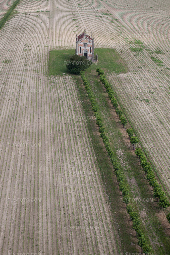 Aerial view: Chapel Chapel at Cesarolo in Cesarolo in the state Veneto, Italy. – Photo: IMG_50243.jpg taken on 06/07/2012 by Werner Riehm/FLY-FOTO.com – Resolution of the original: 2983 x 4474 px