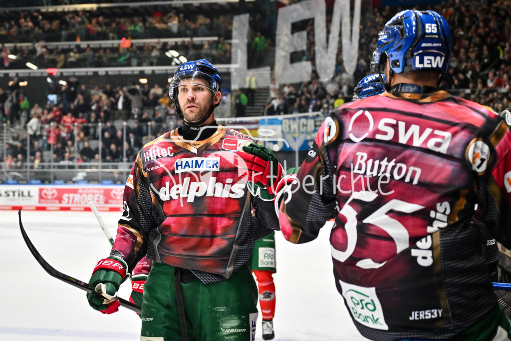 Augsburger Panther - Dresdner Eislöwen | AUGSBURG, DEUTSCHLAND - 06. MÄRZ: Jubel der Augsburger nach dem Treffer zum 3-2 durch D. J. BUSDEKER (Augsburger Panther 14) / Tor / Torschuetze / Freude / Happy / während dem Match zwischen den Augsburger Panthern und den Dresdner Eislöwen am 49. Spieltag der Penny DEL im Curt Frenzel Stadion