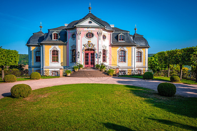 Rokokoschloss Der Dornburger Schlösser | Professionelle Natur- & Landschaftsfotos als Poster, auf Leinwand & viele mehr. Wähle aus einer Vielzahl an Formaten & Materialien Dein perfektes Bild. - Realisiert mit Pictrs.com