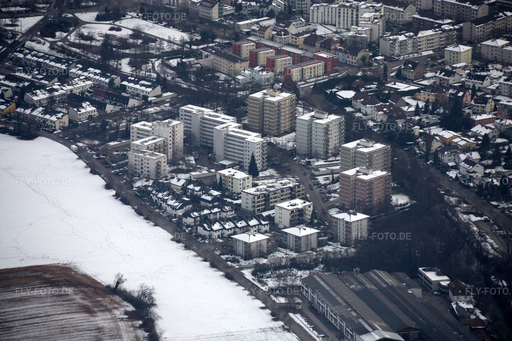 Luftbild: Winterlich schneebedeckte Ortsansicht der Straßen und Häuser der Wohngebiete in Ettlingen im Bundesland Baden-Württemberg in Deutschland. Foto: IMG_16993.jpg vom 15.02.2009 durch Werner Riehm/FLY-FOTO.de