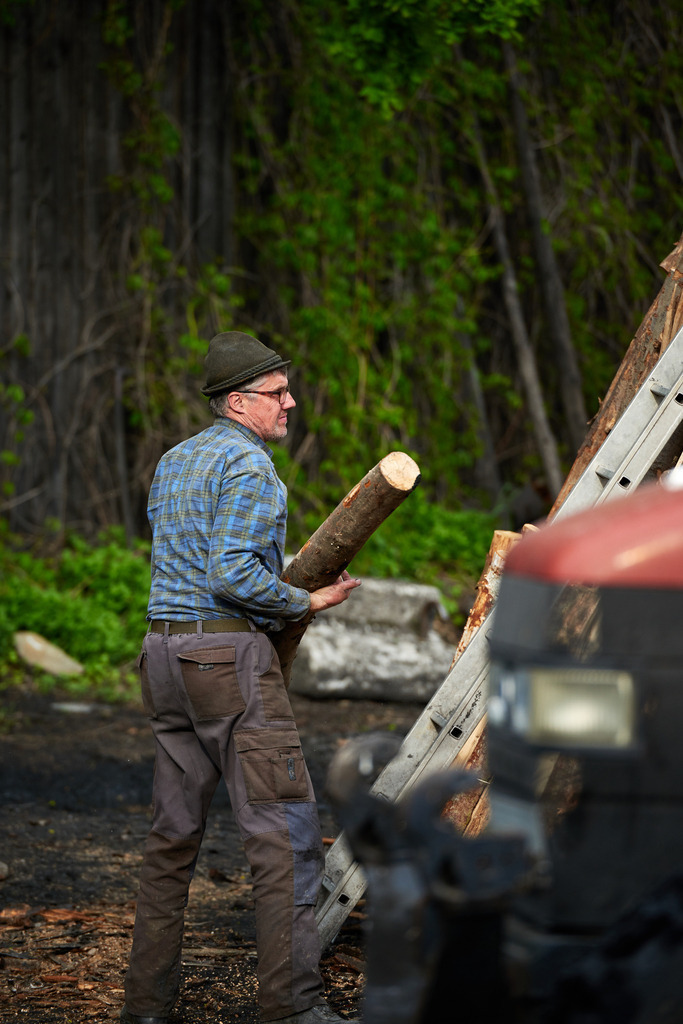 Waldköhlerei Hochecker | Michelbach, Austria - May 08, 2019: Waldköhlerei Hochecker, die 2011 in das Nationale Verzeichnis des immateriellen Kulturerbes der UNESCO aufgenommen wurde, produziert noch echte Holzkohle; Herr Hochecker beim Aufbau des Kohlmeilers. - Realisiert mit Pictrs.com