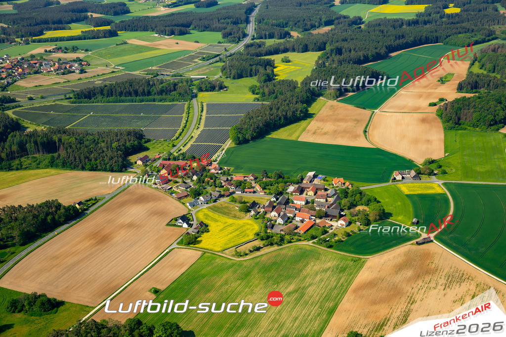 Das Luftbild zeigt Fesselsdorf Weismain - Die Luftaufnahme wurde 2023 vom UL-Flugzeug aus erstellt ( keine Drohne ) - Hochauflösende Luftaufnahme - Für grossformatige Ausdrucke geeignet. Die Geschenkidee !Mit Lizenz und Bildrechte bestellbar