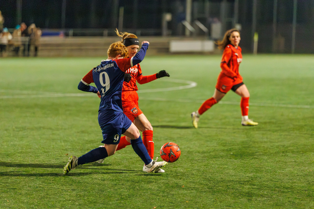 FCHFCE_251121_0473 | 1.FC Heidenheim 1846 II vs. FC Ellwangen II, Fußball, Frauen, Bezirksliga, 2025/2026, 10. Spieltag, 22.11.2025 in Heidenheim, Kunstrasen b. Voith-Arena West, Flutlichtspiel(Foto: Michael Bulling) - Realisiert mit Pictrs.com