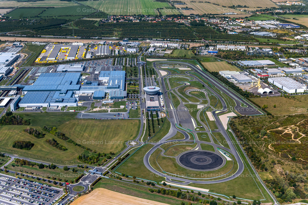 4039972 | LEIPZIG 14.09.2020 Gebäude und Produktionshallen auf dem Werksgelände der "Dr. Ing. h.c. F. Porsche AG" an der Porschestraße im Ortsteil Lützschena in Leipzig im Bundesland Sachsen, Deutschland. Weiterführende Informationen bei: Dr. Ing. h.c. F. Porsche AG,  Porsche Deutschland GmbH. // Building and production halls on the premises of "Dr. Ing. h.c. F. Porsche AG" on Porschestrasse in the district Luetzschena in Leipzig in the state Saxony, Germany. Further information at: Dr. Ing. h.c. F. Porsche AG,  Porsche Deutschland GmbH. Foto: Gerhard Launer