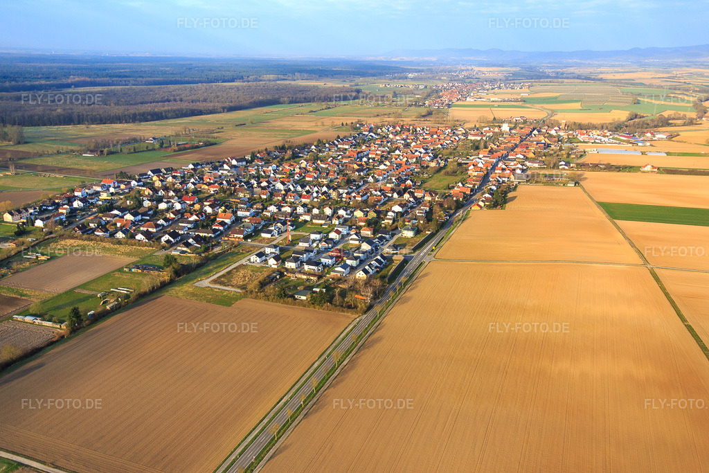 Luftbild: Dorfübersicht im Winter an der B427 aus Osten in Minfeld im Bundesland Rheinland-Pfalz in Deutschland. Foto: IMG_076794.jpg vom 28.03.2015 durch Werner Riehm/FLY-FOTO.de