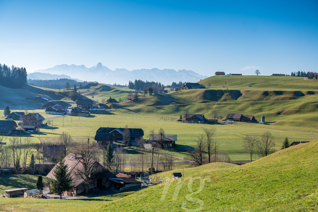 view of Stockhorn and Oberei Süderen in Emmental | Die ideale Geschenkidee für Naturliebhaber. Naturbilder von Marcel Gross Photography für ihr Zuhause in den verschiedensten Formaten und Materialien. - Realisiert mit Pictrs.com