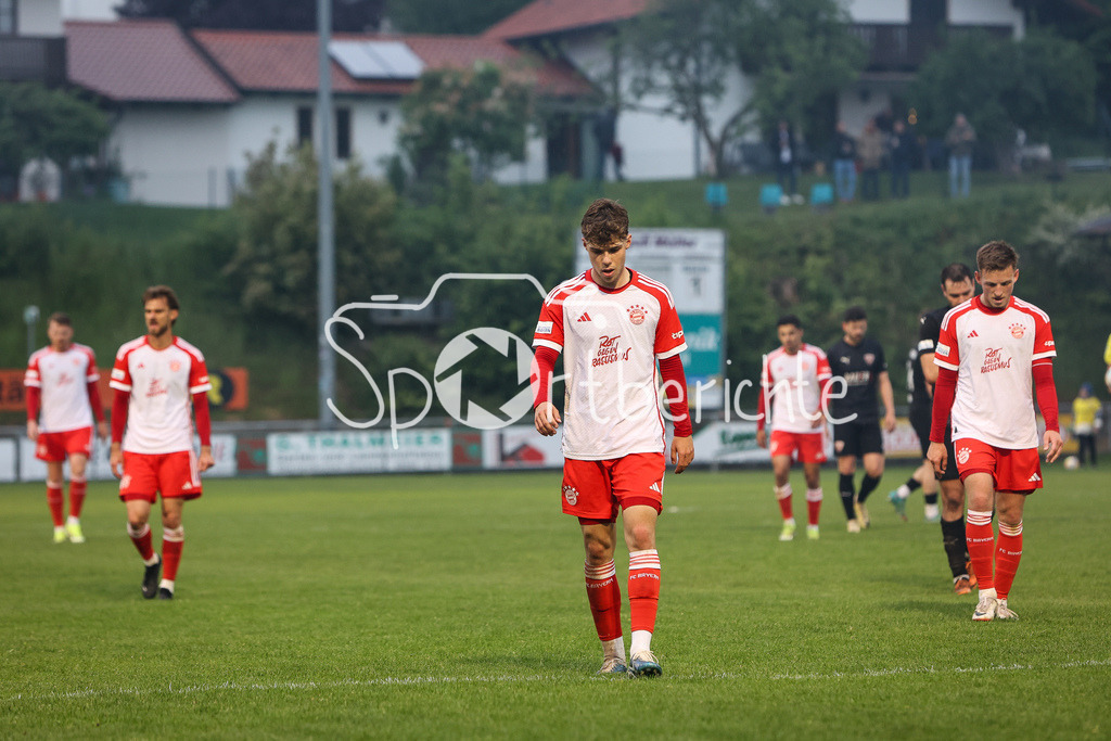 TSV Buchbach - FC Bayern Amateure | haengende Koepfe der Bayern Amateure auf dem Weg in die Kabiene / halbzeit / Maximilian WAGNER (FCB #7) / Timo KERN (FCB #10)