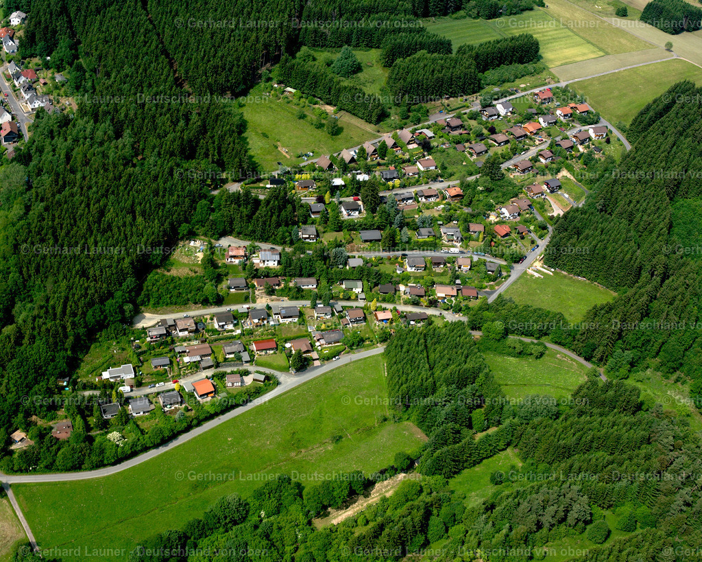 2611022 | MANDELN 09.06.2006 Wohngebiet einer Einfamilienhaus- Siedlung  in Mandeln im Bundesland Hessen, Deutschland // Single-family residential area of settlement  in Mandeln in the state Hesse, Germany Foto: Gerhard Launer