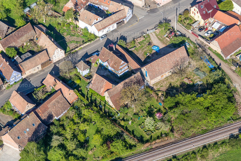 Vue aérienne: Restaurant Jardins de la Ferme Bleue à Uttenhoffen dans le département Bas Rhin, France. Photo: IMG_099425.jpg prise le 30/04/2017 par Werner Riehm/FLY-FOTO.eu – Résolution de l'original: 5472 x 3648 px