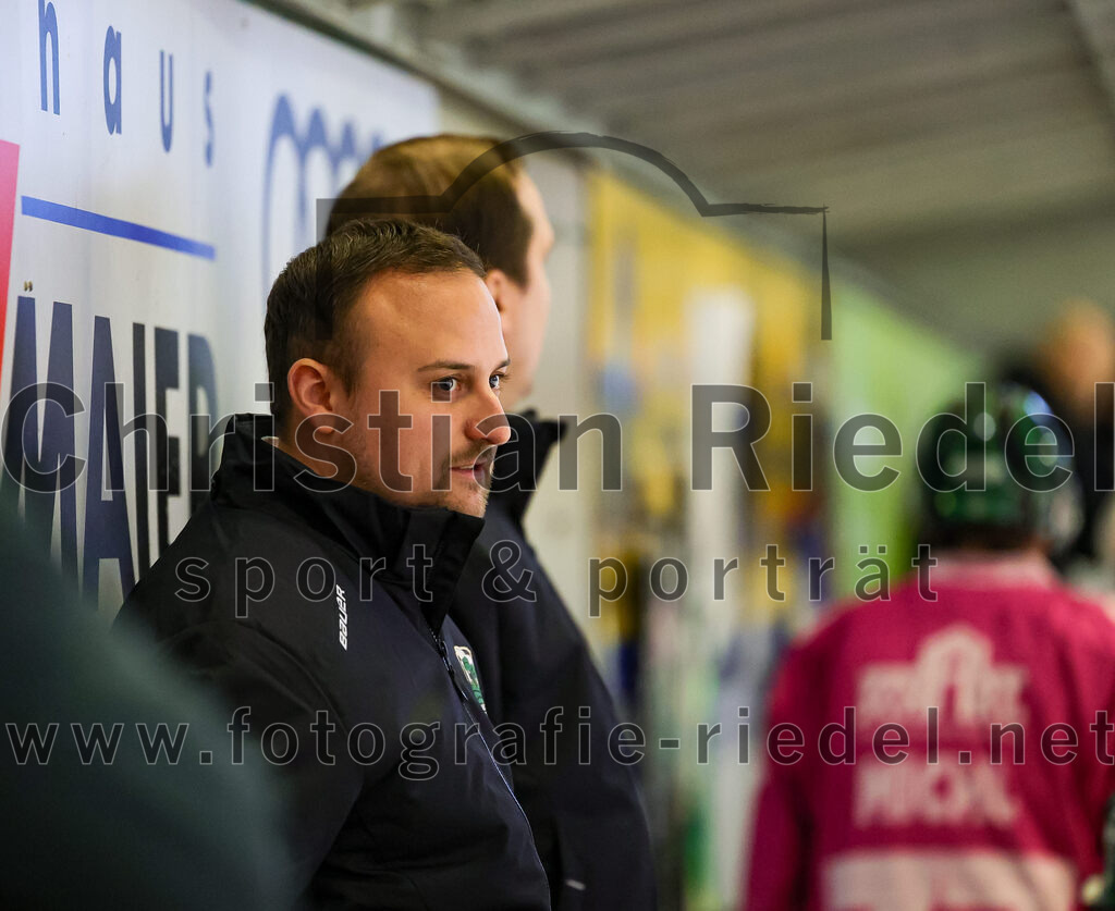 2025-10-05_035_TSV_Erding_gegen_Heilbronner_Falken | Erding, Deutschland, 05.10.2025:Eishockey, Oberliga Süd 2025 / 2026, 6. Spieltag, TSV Erding gegen Heilbronner Falken, Endergebnis: 3:1Co-Trainer Maximilian Helling (Erding Gladiators)Foto: Christian Riedel / fotografie-riedel.net