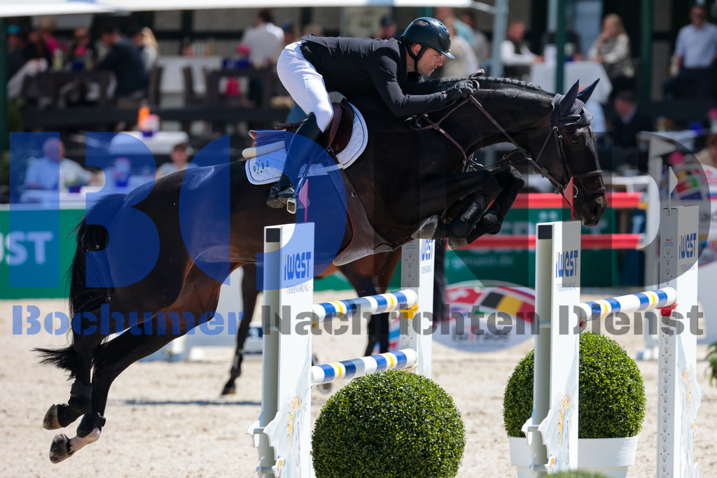 Longines Balve Optimum - Springen Samstag {date} -  | {headline}(Foto: Sebastian Sendlak / BOND) - Realisiert mit Pictrs.com