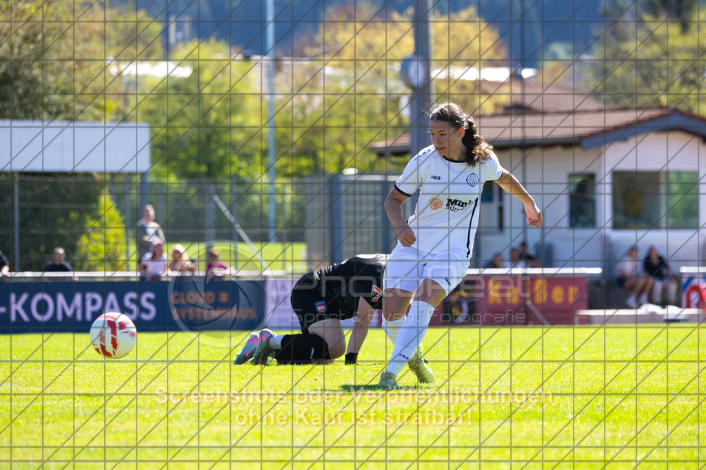 20260906_122738_0264_(c)_by_PhotoPeet | Luisa Reiser (1.FC Donzdorf #05) beim 2:01.FC Donzdorf (weiß) vs. 1.FC Heidenheim 1846 (rot), Fußball, Frauen-Verbandspokal Gruppe 2, 2. Runde, Saison 2026/2027, Rasenplatz Lautertal Stadion, Süßener Straße 16, 73072 Donzdorf, 06.09.2026 - 11:00 Uhr,Foto: PhotoPeet / Sport- &amp; Eventfotografie / Peter Harich