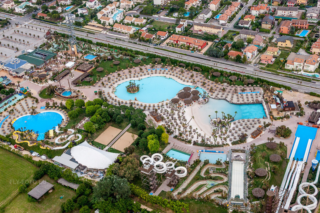 Vue aérienne: Kurven und Kreis- Bahnen der Wasser- Rutsche am Schwimmbecken des Freibades Aqualandia in Lido di [§1] à le quartier Lido di Jesolo in Jesolo dans le département Vénétie, Italie – .Photo: IMG_50335.jpg prise le 07/06/2012 par Werner Riehm/FLY-FOTO.eu – Résolution de l'original: 4752 x 3168 px