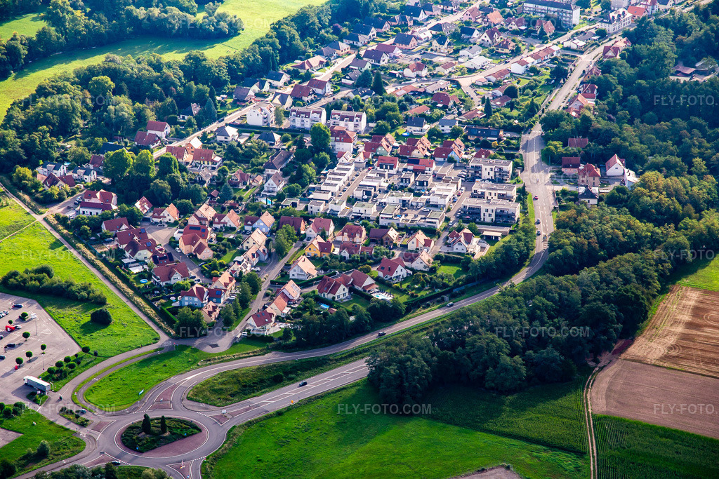 Aerial view: View of the town from the west in Scheibenhard in the state Bas-Rhin, France. – Photo: IMG_137754.jpg taken on 08/12/2023 by Werner Riehm/FLY-FOTO.com – Resolution of the original: 5472 x 3648 px
