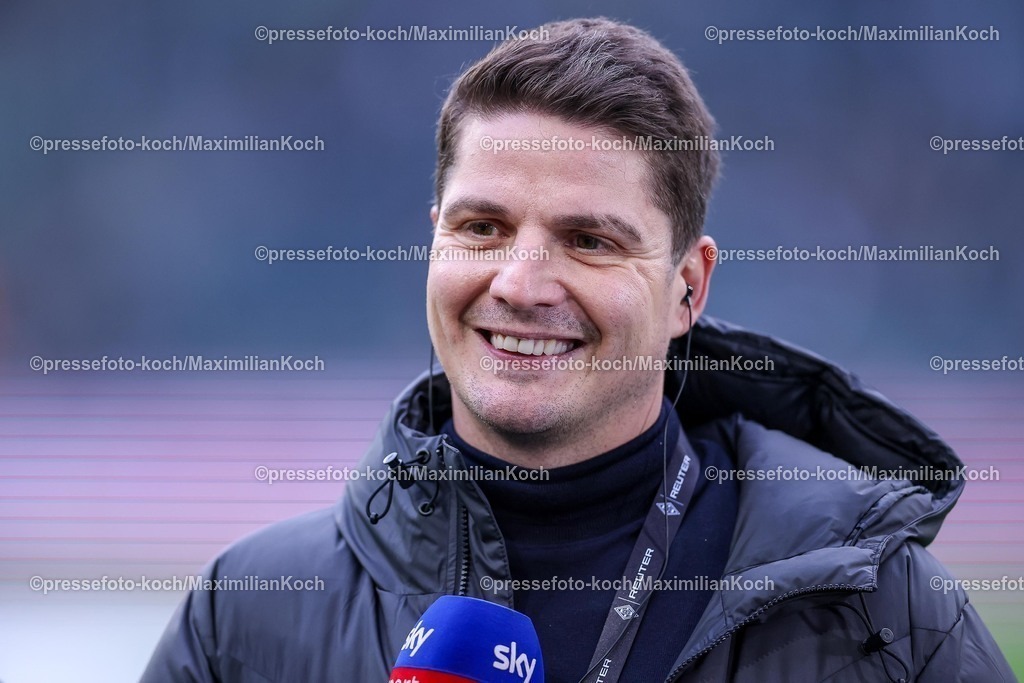 BMG13122501001 | 13.12.2025, Fußball, Borussia Mönchengladbach - VfL Wolfsburg, 1. Fußball Bundesliga, 14.Spieltag, Borussia-Park, Saison 2025 2026: Pirmin Schwegler (Sportdirektor Wolfsburg) lachend lächelt lächelnd Mimik Freude DFB regulations prohibit any use of photographs as image sequences and or quasi-video.