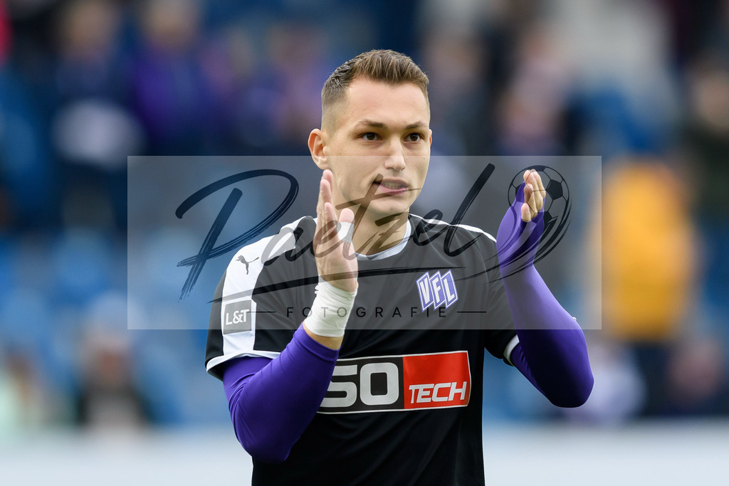 OSNTSV20211106_071 | Fussball, Herren: Sven Koehler (VfL Osnabrueck) gestikuliert, Gestik bei dem Spiel der 3. Liga zwischen VfL Osnabrueck und TSV 1860 Muenchen im Stadion an der Bremer Bruecke am 06.11.2021 in Osnanbrueck, Deutschland.DFB / DFL REGULATIONS PROHIBIT ANY USE OF PHOTOGRAPHS AS IMAGE SEQUENCES AND/OR QUASI-VIDEO. - Realisiert mit Pictrs.com