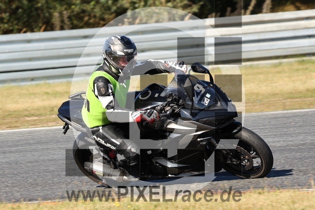 0029-20240812_11396 | Schöne Erinnerungen an spannende Momente - das festzuhalten ist unser Job. PIXELrace.de ist seit 2003 auf den Rennstrecken Europas unterwegs um die Action draußen beim Fahren und die wunderbare Stimmung imm Fahrerlager für euch einzufangen.