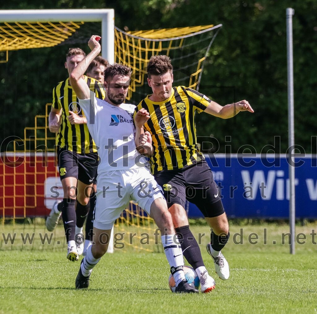 2023-08-19_068_FC_Moosinning_gegen_SV_Reichertsheim | Moosinning, Deutschland, 19.08.2023:
Fußball, Bezirksliga Oberbayern Ost 2023 / 2024, 5. Spieltag, FC Moosinning gegen SV Reichertsheim, Endergebnis: 0:4

Dominik Fischberger (SV Reichertsheim, #4), Christian Reiser (FC Moosinning, #17)

Foto: Christian Riedel / fotografie-riedel.net