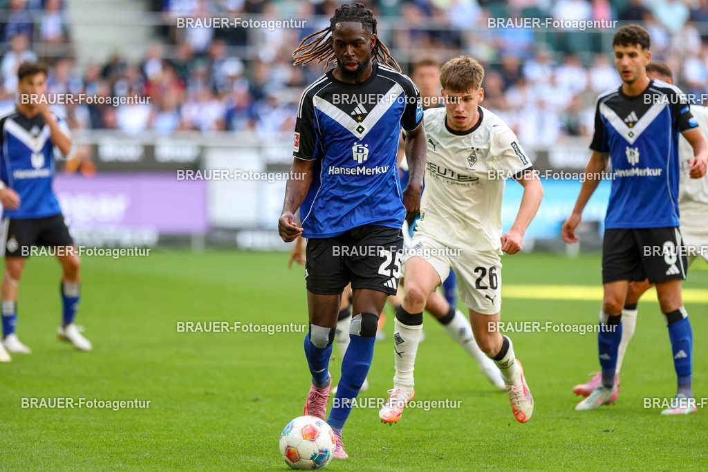 Borussia Mönchengladbach vs Hamburger SV - Bundesliga  | Mönchengladbach, Deutschland, 24.08.25:   Jordan Torunarigha (Hamburger SV) und Lucas Ullrich (Borussia Mönchengladbach) im Kampf um den Ball waehrend des Spiels der Bundesliga zwischen Borussia Mönchengladbach vs Hamburger SV im Stadion im Borussia Park(Foto von Brauer-Fotoagentur / Adrian Schlueter)