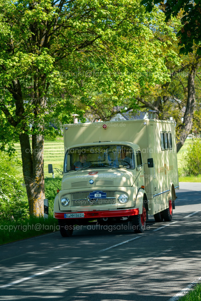 438 Sauerland Oldtimer Rundfahrt Einsatzfahrzeug Malteser Hilfsdienst LKW Mercedes Benz LA 911_040 hoch | Brilon, Deutschland - 10. Mai 2025: Firma Witteler veranstaltet die Oldtimer Sauerlandrundfahrt (OSR). In Gevelinghausen wurde auf der Landstraße ein Oldtimer LKW Malteser Hilfsdienst Einsatzfahrzeug der Firma Mercedes Benz L 911 aus dem Baujahr 1969 fotografiert. 
