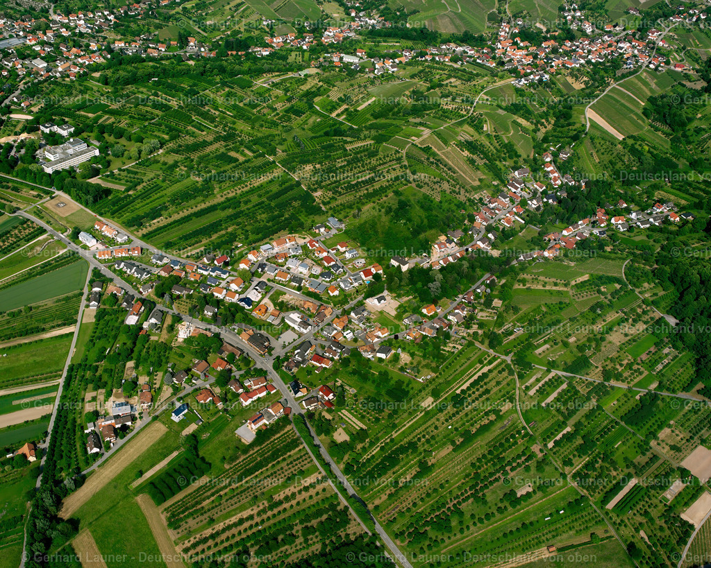 2526057 | BüHL 01.08.2005 Landwirtschaftliche Nutzflächen und Feldgrenzen  umsäumen das Siedlungsgebiet des Dorfes in Bühl im Bundesland Baden-Württemberg, Deutschland // Agricultural land and field boundaries surround the settlement area of the village  in Bühl in the state Baden-Wuerttemberg, Germany Foto: Gerhard Launer