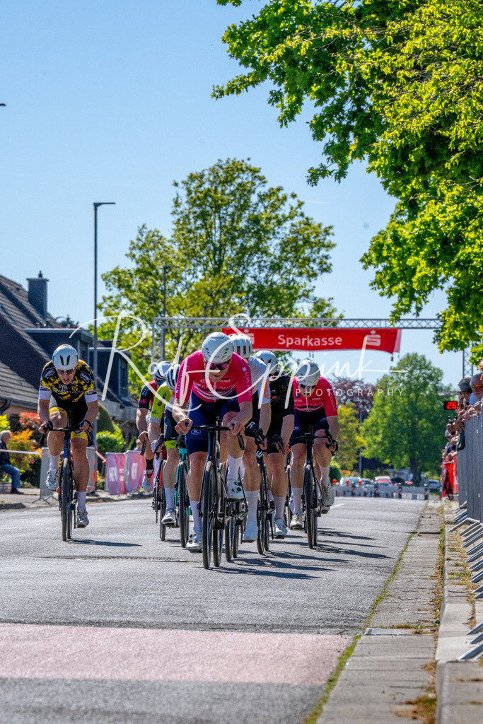 Spurt in den Mai 2026 - Großer Preis der Sparkasse Neuss | Annual one-day road cycling race "Großer Preis der Sparkasse Neuss" held in Büttgen, Germany, organized by VfR Büttgen 1912 e.V. The event features multiple races across all age categories from U11 youth to Elite men. - Realisiert mit Pictrs.com