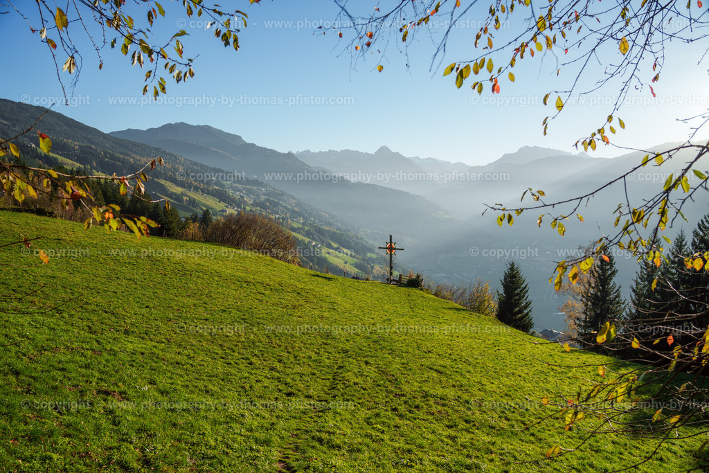 Distelberger Wetterkreuz Herbst copyright  Thomas Pfister-1 | PHOTOGRAPHY BY THOMAS PFISTER